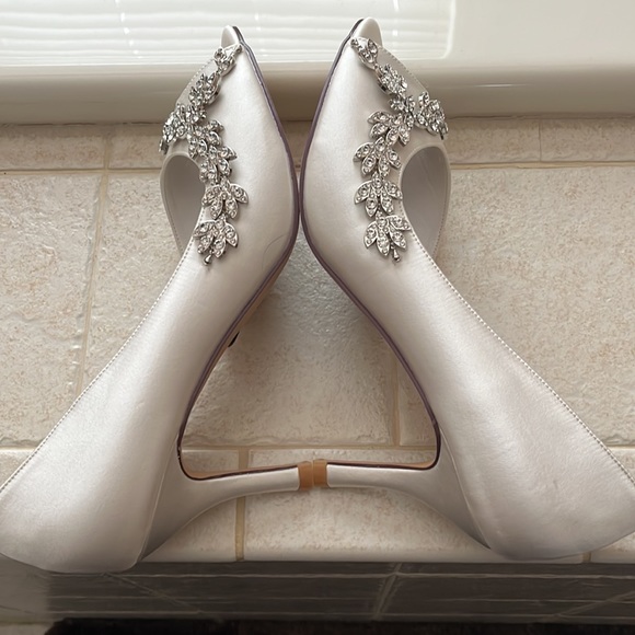 Elegant White Peep-Toe Heels with Crystal Embellishments - Picture 5 of 6